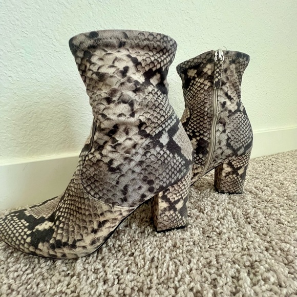 Steve Madden Gray and Black Ankle Booties with Snakeskin Print - Picture 1 of 7